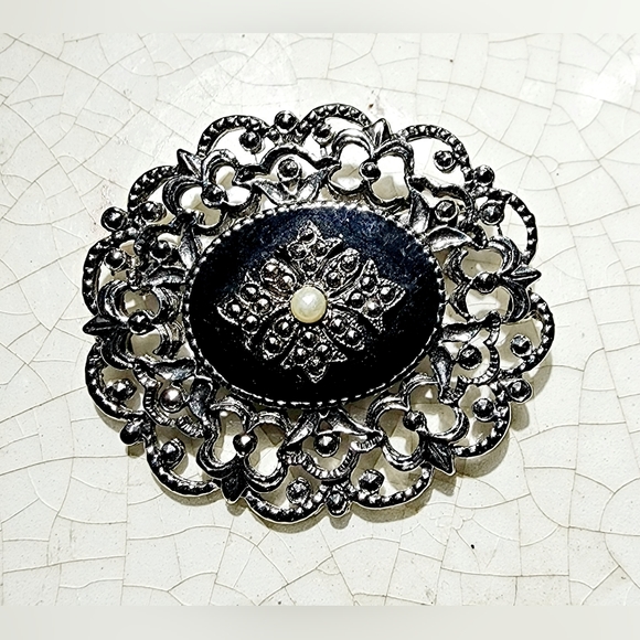 Victorian vintage silver faux onyx tiny pearl center filgree art deco brooch - Picture 2 of 5